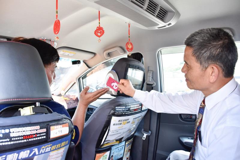 108年6月起 只要持桃園敬老愛心卡搭乘台灣大車隊 即可享車資最高3折優惠