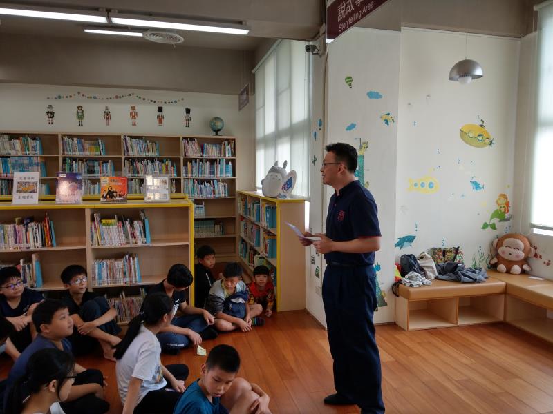 高雄市立圖書館林冠宇副館長於活動中講評。