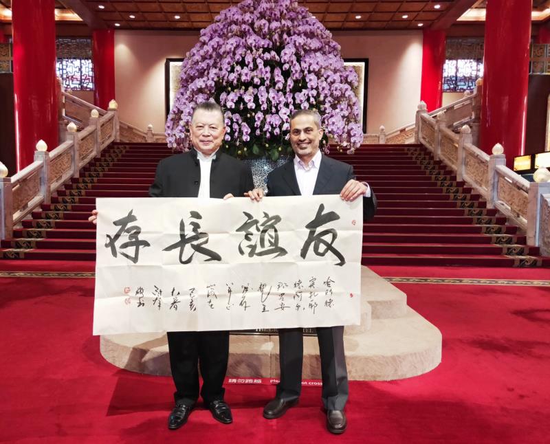 阿布扎比酋長國親王哈列德（右）8/1率員來台參訪，首站拜訪全球洪門聯盟總會長主席劉會進（左），劉會進致贈一幅名家墨寶作品「友誼長存」表達歡迎之意。