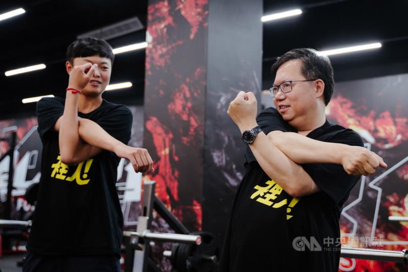 桃園市政府為宣傳全國運動會推出4部「明星動滋動」系列短片，桃園市長鄭文燦（右）與體育局長莊佳佳（左）在影片中擺出出拳姿勢。（桃園市政府提供）