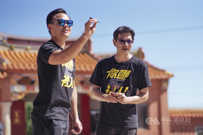 體育主播徐展元（左）與台灣標槍好手鄭兆村（右）為108年全國運動會在桃園合拍宣傳影片，一起到楊梅鄭家祠堂道東堂玩起小遊戲。（桃園市政府提供）