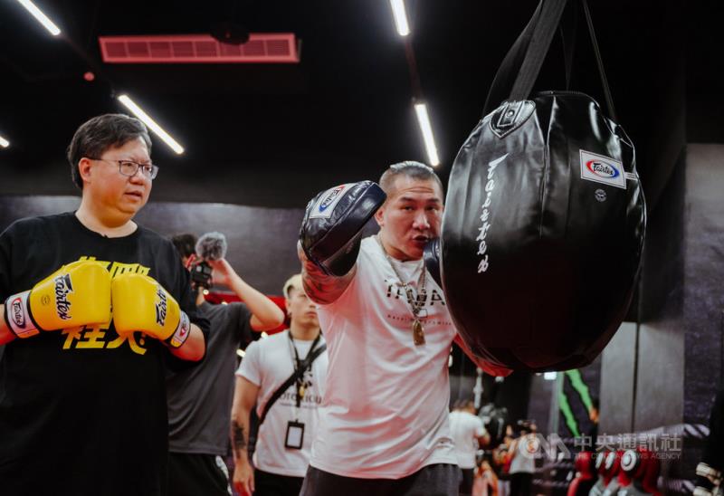 桃園市政府為宣傳全國運動會推出4部「明星動滋動」系列短片，桃園市長鄭文燦（左）到格鬥教室跟著成吉思汗健身俱樂部創辦人「館長」陳之漢（右）學習「直拳」。（桃園市政府提供）