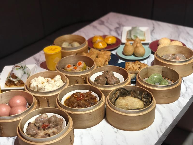 港點品牌《小三元DIM SUM YUAN》，以母店米其林一星粵菜老店「大三元」中的最佳配角「港式點心」為菜單主軸。