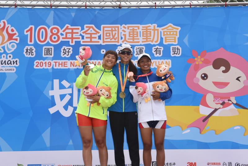 曾參加2016里約奧運的新北市黃義婷（中）順利搶下女子組單人雙槳金牌佳績，銀牌台南市戴吟甄（左一）、銅牌台中市陳晴萱（右一）。