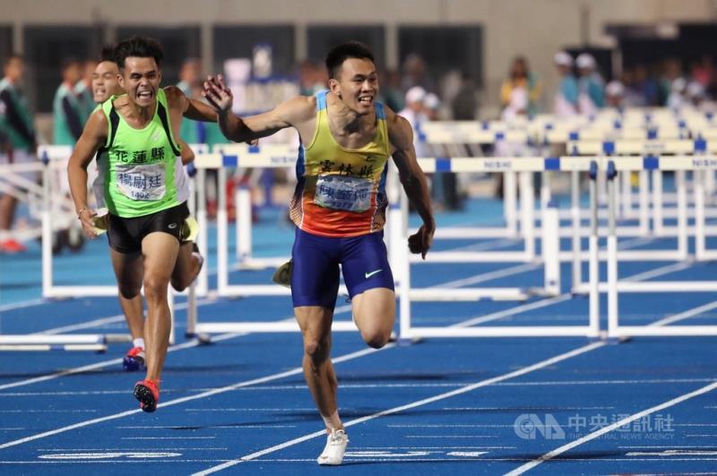 108年全國運動會男子110公尺跨欄決賽21日晚間在桃園市立體育場舉行，台灣田徑好手陳奎儒（右）以13秒36的成績奪冠，同時打破大會紀錄。