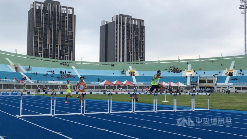 台灣跨欄好手陳傑（右1）23日在108年全國運動會男子組田徑400公尺跨欄決賽中，跑出49秒62成績奪金，完成6連霸。