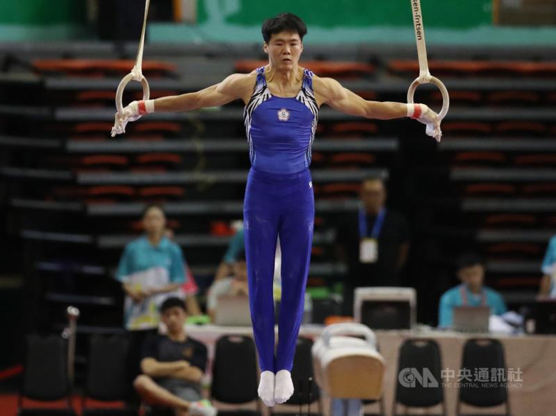 體操好手唐嘉鴻在108年桃園全國運動會體操男子單項決賽，共斬獲單槓、雙槓、地板與吊環（圖）等4面金牌，加上成隊金牌在內，本屆全運會他包攬5金；唐嘉鴻表示，吊環他在比賽中左手護具突然斷裂，他一度想過乾脆放棄。