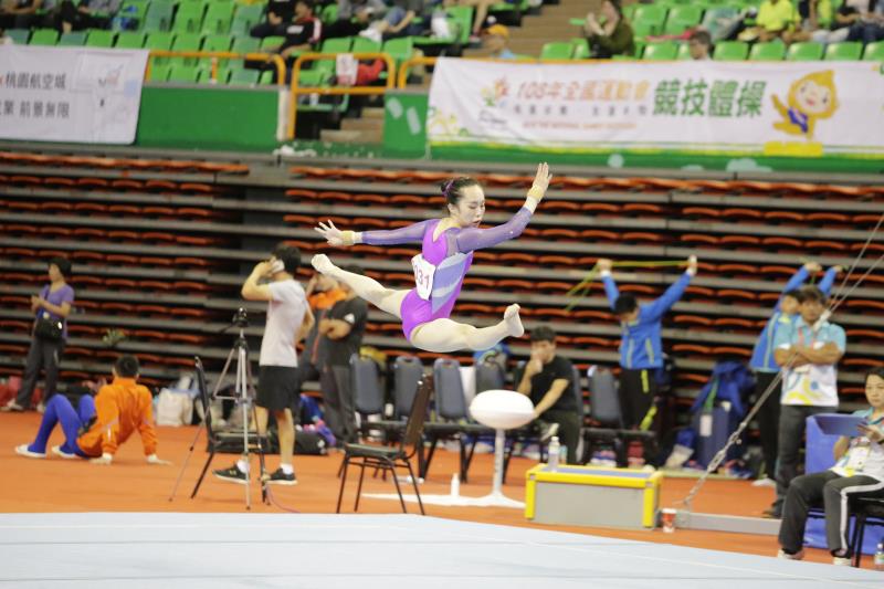 女子組競技體操地板競賽金牌黃子星。桃園市政府提供。