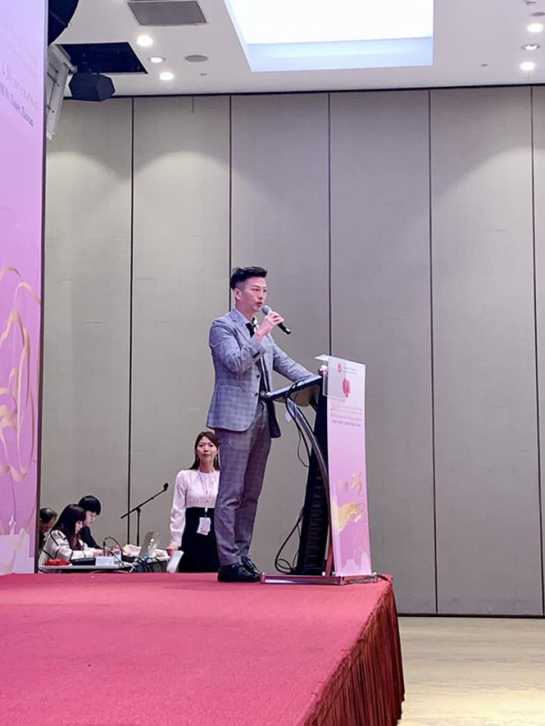 臺灣美外常務理事身兼年會主席的蔡豐州醫師，代表大會歡迎遠道而來的國際專家學者。
