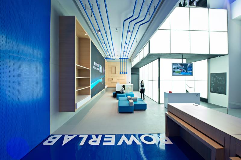 台電於新板特區全新打造的「D/S ONE電幻１號所」是展示館、電力樂園、能源健身房，也是台電公司綠色智慧未來的概念旗艦店。