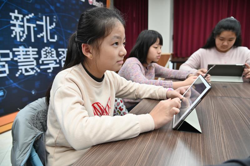 學生正在操作均一教育平台。