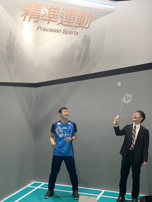 陳良基部長與合庫選手王子維一起體驗智慧羽球
