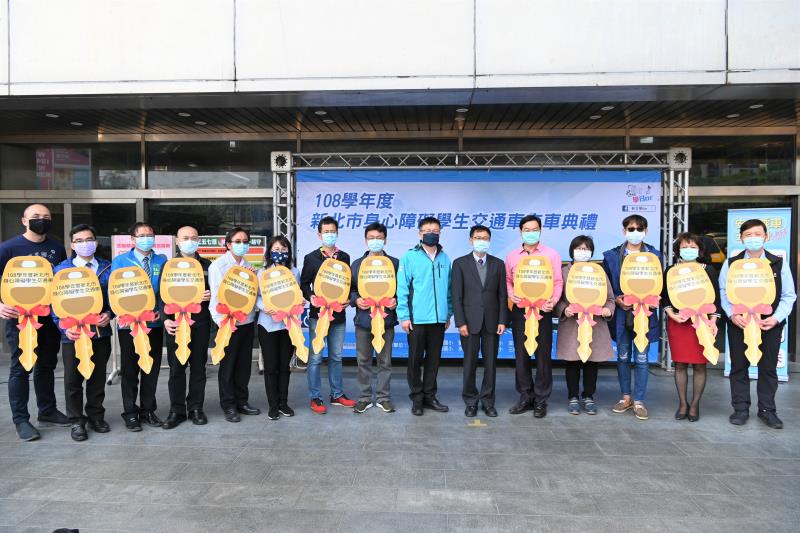 陳純敬副市長授予各校車鑰。