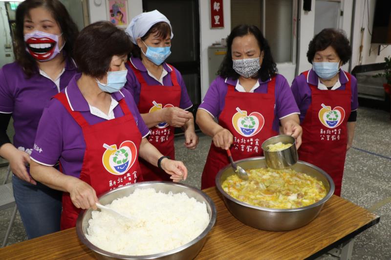 侯秀美（左）和李月臻合製山東韭菜盒子和蔥油餅  給社區長者。