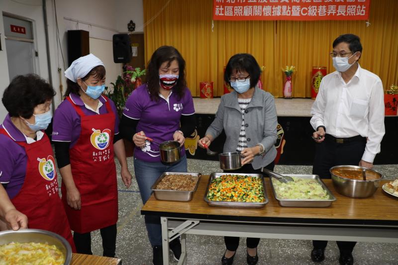 疫情期間  五股貿商將共餐改成取餐和送餐  許秀能副局長（右2）和五股區長莊茂坤（右1)。