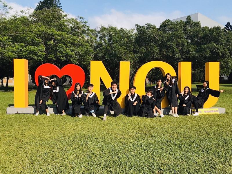 中央大學太極銅雕草坪的「I Love NCU」裝置藝術，深受畢業生歡迎，成為拍照打卡的首選。