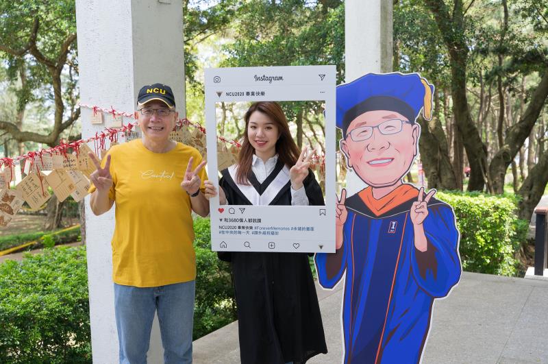 中央大學校長周景揚等師長Q版人形立牌，深受畢業生喜愛，滿足學子小小追星願望。