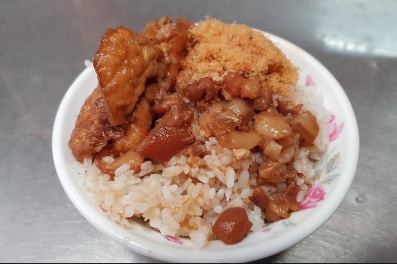 麻豆區的市五肉燥飯。