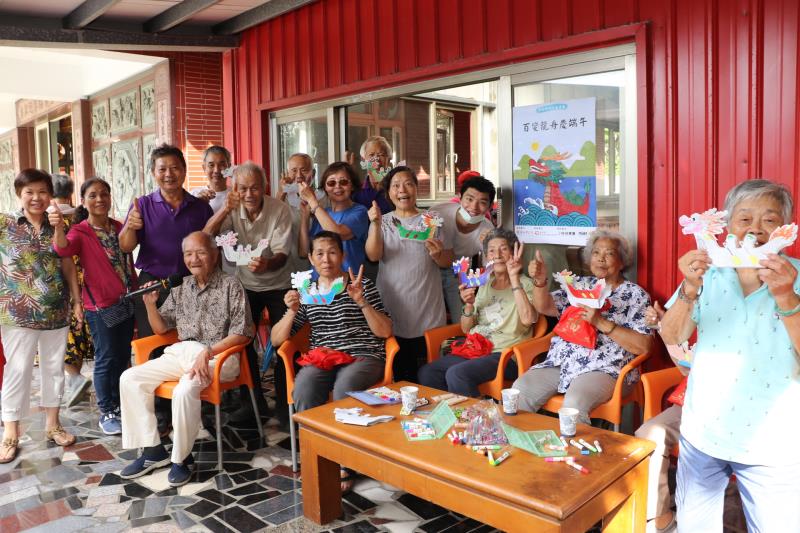 新北市老人文康車「麻雀雖小五臟俱全」 百歲長輩展歌喉一鳴驚人