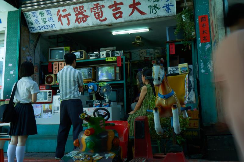 「家•如常」品牌形象影片搭造早年臺灣街景、還原1970年代臺灣退出聯合國等重大歷史事件，凸顯出臺灣被世界孤立卻堅毅不拔的精神。╱中國信託提供