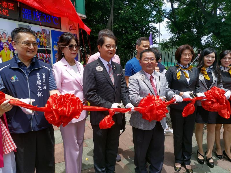 在眾人的剪綵揭幕下，宣告騰雲陸橋太陽能報時系統正式啟用。