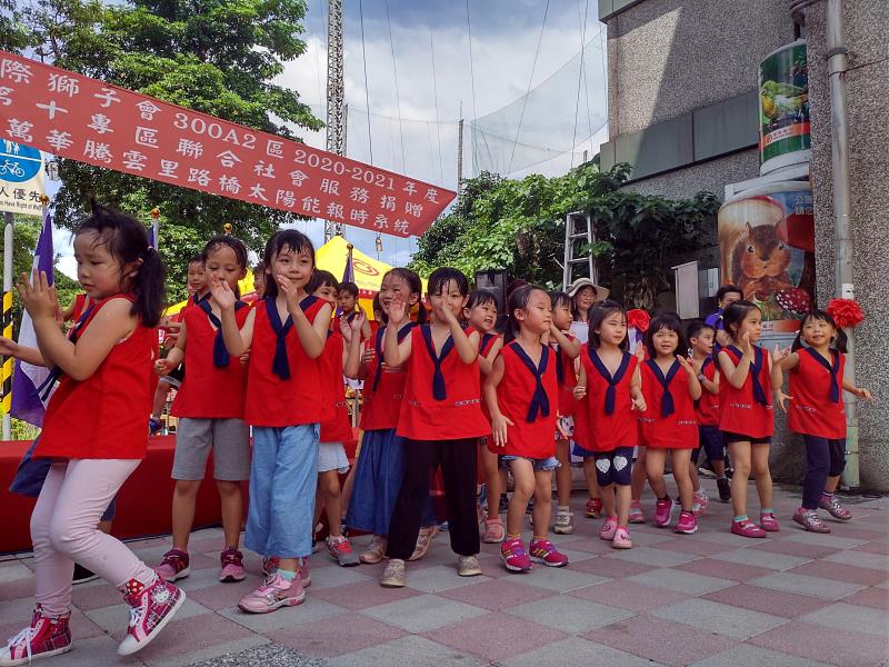 捐贈活動在國興幼兒園小朋友的演出熱情展開。