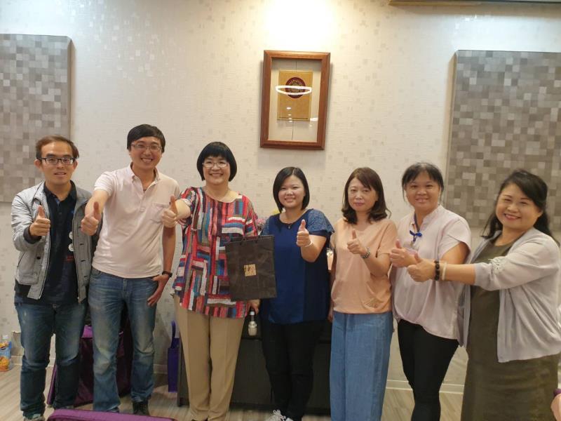 張錦麗局長（左3）特別感謝右起社會局救助科長石玉麗、新莊課長邱素蘭、蘆洲課長吳麗。