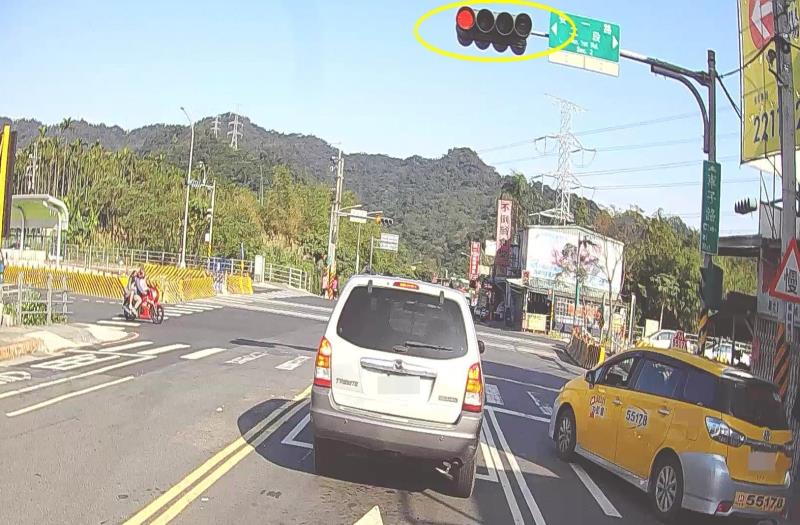 新北呼籲 : 汽車或重機等候紅燈勿佔機車停等區。