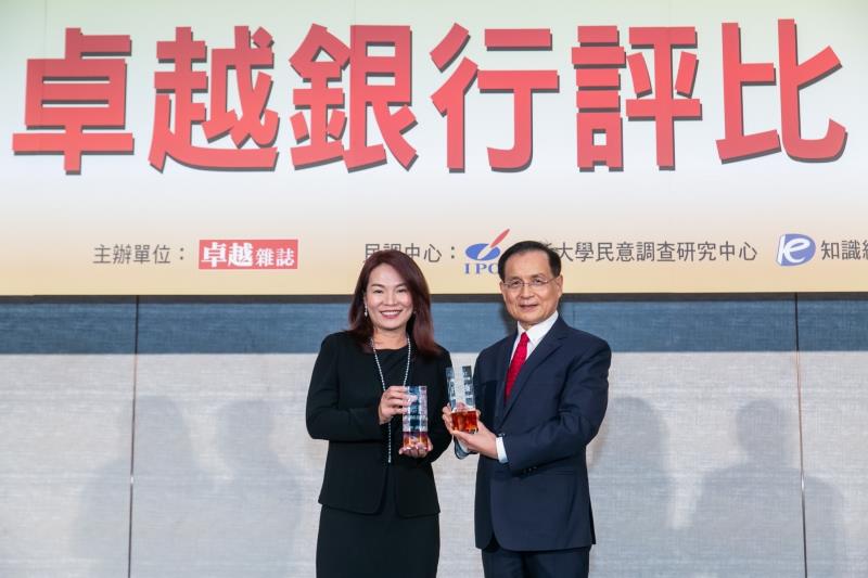 渣打銀行個人金融事業總處負責人林素真(左)