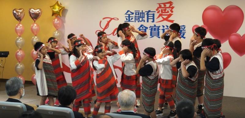 嘉興國小暨義興分校合唱團開場表演