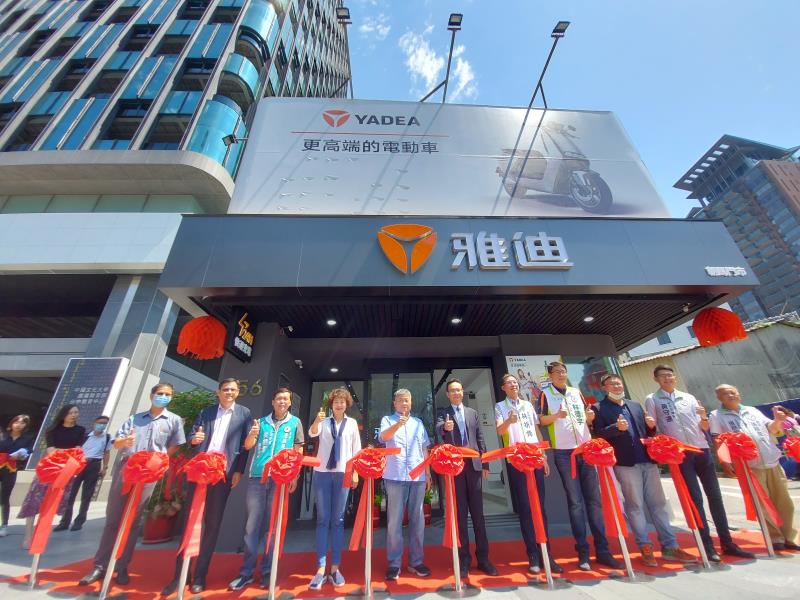能海電能科技公司今天發表全台首部輕型快充電動機車EV-50，可享電池免月租服務。