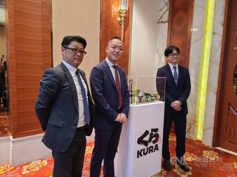 來自日本的亞洲藏壽司（2754）暫定9月掛牌上櫃，成為首家在台掛牌的迴轉壽司業者。亞洲藏壽司董事長西川健太郎（圖中）。中央社記者江明晏攝