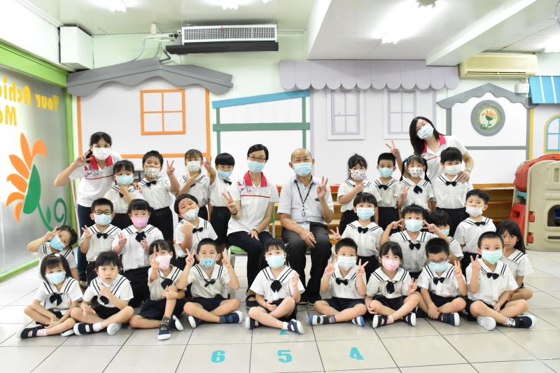 新北市教育局副局長歐人豪到汐止區私立向日葵幼兒園參加準公共幼兒園課程活動。