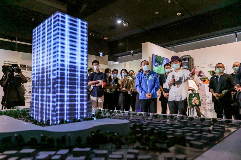 台北科技大學工業設計系江振維教授為侯市長介紹和學生們一起設計的三重第二行政中心。