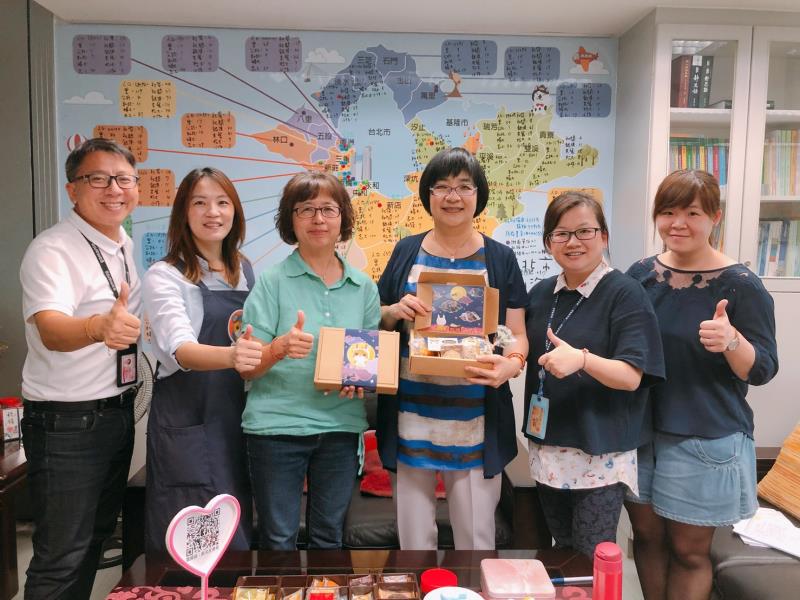 少年培力園主任莊宛蒨（左2）送「貓焙你飛」蛋黃酥  感謝社會局長張錦麗（左4）、副局長許秀能（左3）等人的協助和鼓勵。