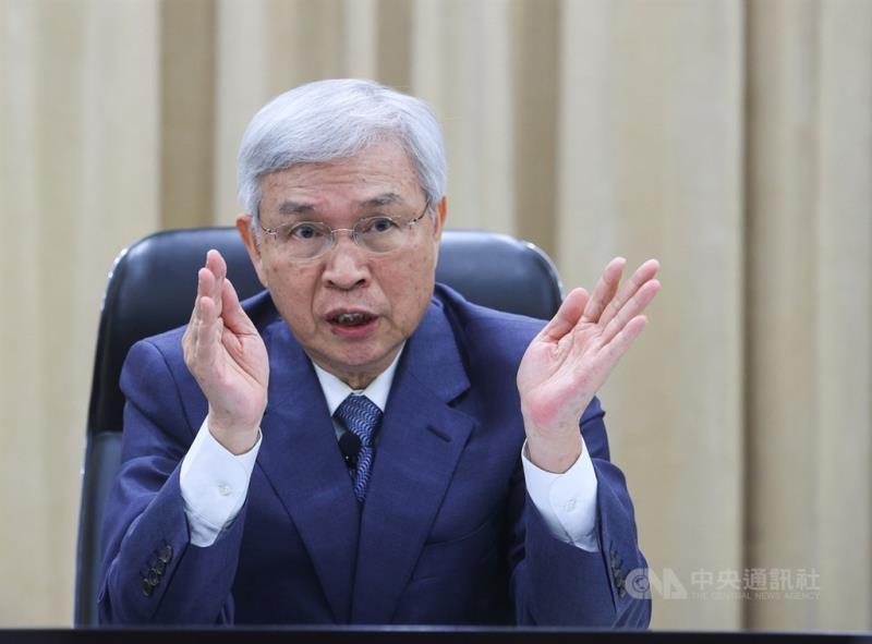 央行總裁楊金龍17日在理監事會議會後記者會上說明，新台幣匯率動態穩定除有助進出口商對外報價與經營，也有利企業及民眾從事跨國理財投資，以及國外長期投資者來台投資。中央社記者謝佳璋攝