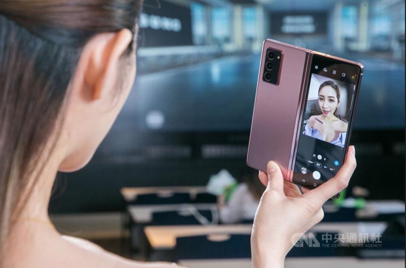 三星發表第3代摺疊行動裝置Galaxy Z Fold2，搭載6.2吋封面螢幕及7.6吋內頁螢幕，採用超薄可摺式玻璃。（三星提供）中央社記者江明晏攝 109年9月2日