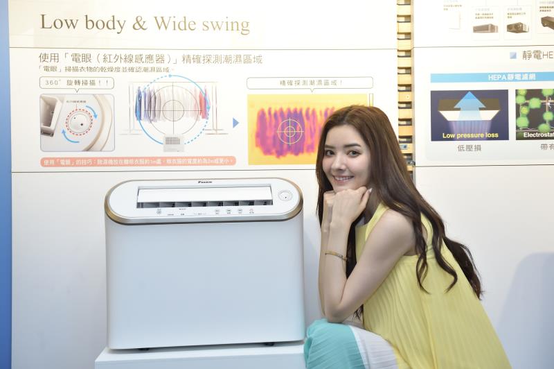 大金新款除濕機具備「電眼(紅外線)感應器」與「濕度感應器」雙感應器同步運轉，會鎖定空間中濕度高的地方加強除濕。