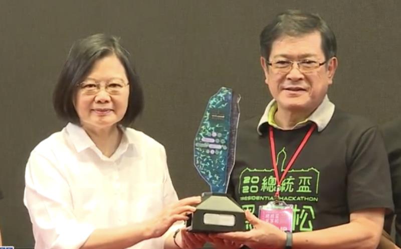 台電董事長楊偉甫與蔡英文總統合影