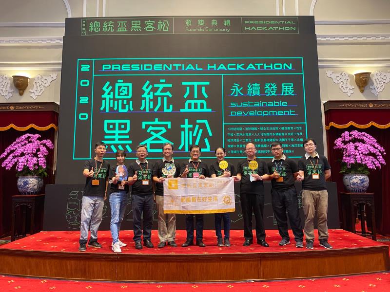 台電「節能智在好生活」團隊獲頒2020「總統盃黑客松」最高榮譽「卓越團隊」獎，由台電董事長楊偉甫(左5)、副總王耀庭(左4)率領參賽好手參加總統府頒獎典禮。