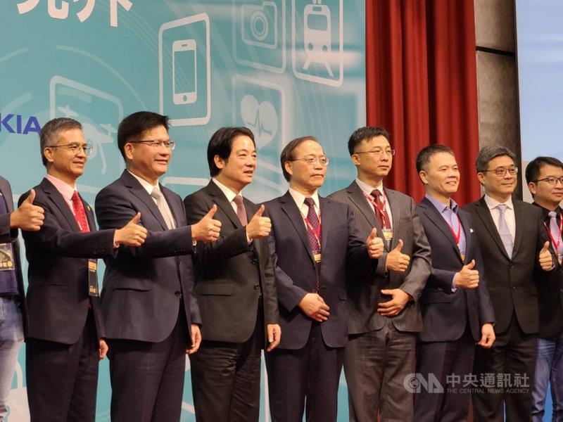 「5G×AI生活新境界」科技論壇登場，聚焦5G建設與AI商機，副總統賴清德（左3）、交通部長林佳龍（左2）、中華電信董事長謝繼茂（左4）出席。中央社記者江明晏攝 109年9月23日