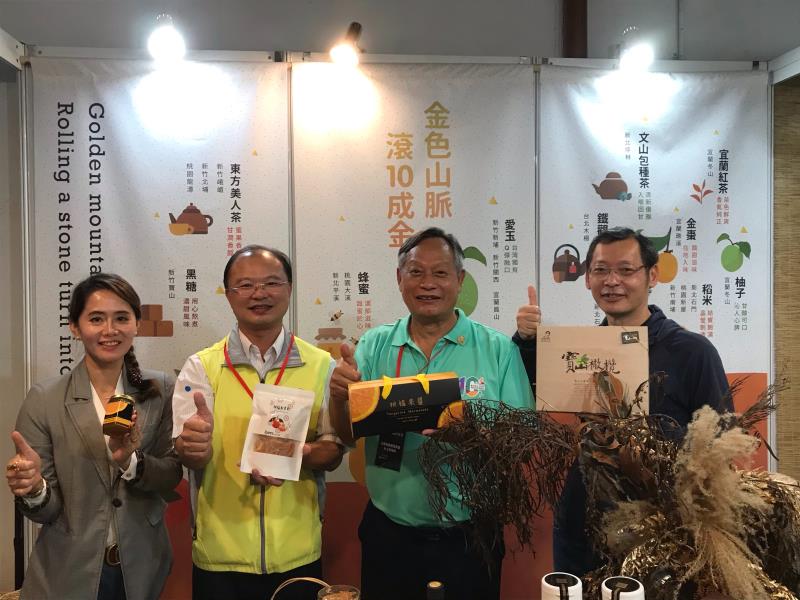 水保局副局長林長立(右二)為受邀貴賓茶改場長蘇宗振(右三)進行會場導覽與解說。
