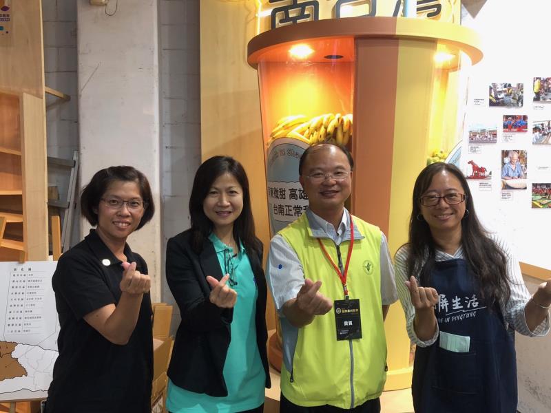 蘇宗振(右二)在水保局組長陳玲岑(左二)的解說下，對台灣各地的農特產品有更進一步的認識與了解。