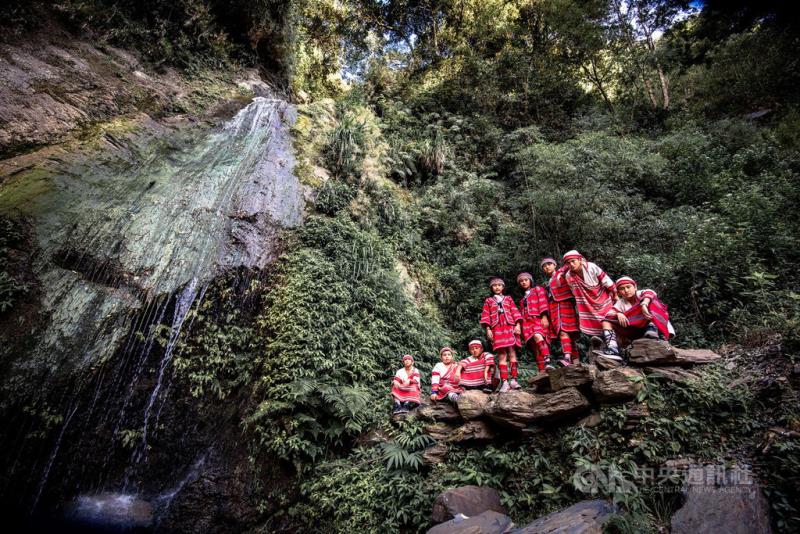 偏鄉學子圓夢公益協會5日將從苗栗縣海寶國小出發，到山區、海邊的偏鄉學校拍攝畢業紀念冊，一群熱血攝影師奉獻自己的專業，盼為孩子青春留下人生重要記憶。（偏鄉學子圓夢公益協會提供）