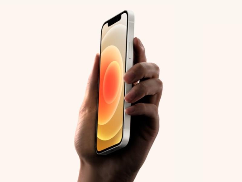 蘋果公司5G版iPhone 12系列手機包裝盒內將移除俗稱「豆腐頭」的充電器和有線耳機。（圖取自蘋果公司官網apple.com）