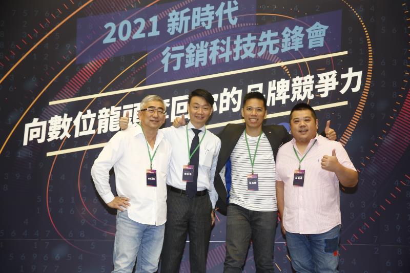 左起)力譔堂整合行銷總經理歐陽穎華、資誠企業管理顧問董事陳念平、海富智慧科技創辦人暨執行長朱浩賢、春樹科技營運長暨共同創辦人林益成等人一同合影。