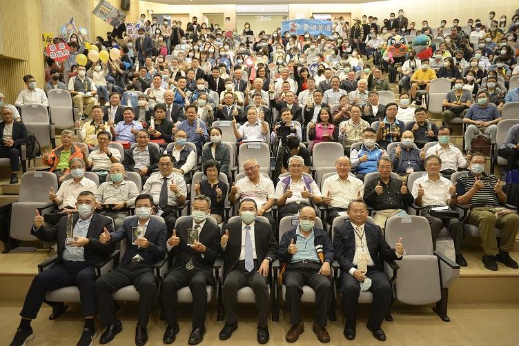 新北市市長侯友宜(前排右3)及公共工程優質獎得獎廠商合照留念。