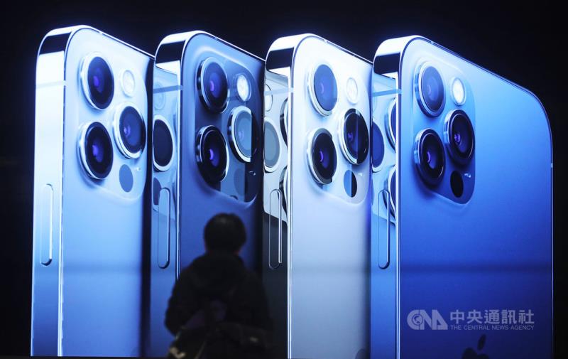 iPhone 12系列首度搭載5G傳輸能力，6.1吋配備雙鏡頭相機的iPhone 12、6.1吋配備3鏡頭相機的iPhone 12 Pro 23日在台發售；5.4吋iPhone 12 mini和最高階的6.7吋iPhone12 Pro Max將於11月6日開放預購，11月13日發售。中央社記者裴禛攝 109年10月23日