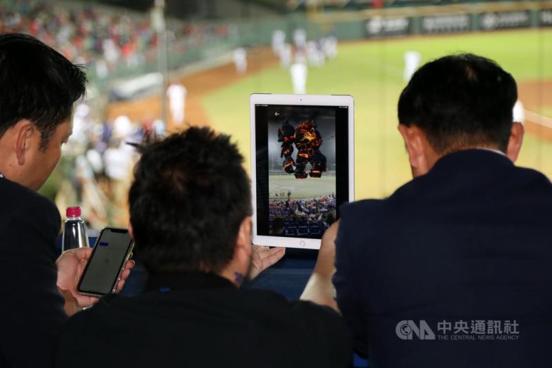 光禾感知提出「智慧球場解決方案」，提供互動式觀賽體驗，球迷可透過AR觀看表演並互動玩遊戲。（光禾感知提供）中央社記者梁珮綺傳真　109年10月24日