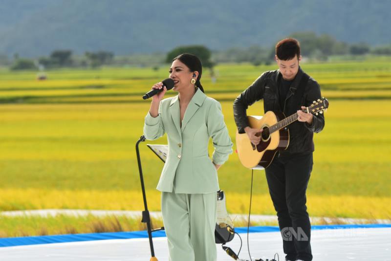歌手艾怡良（左）25日登上2020池上秋收稻穗藝術節舞台，為觀眾帶來多首歌曲，她表示，「這是我第一次在沒有建築物的地方看中央山脈，我以前很喜歡爬山，只要站在山巔就會忘記煩惱。」（台灣好基金會提供）中央社記者王心妤傳真　109年10月25日
